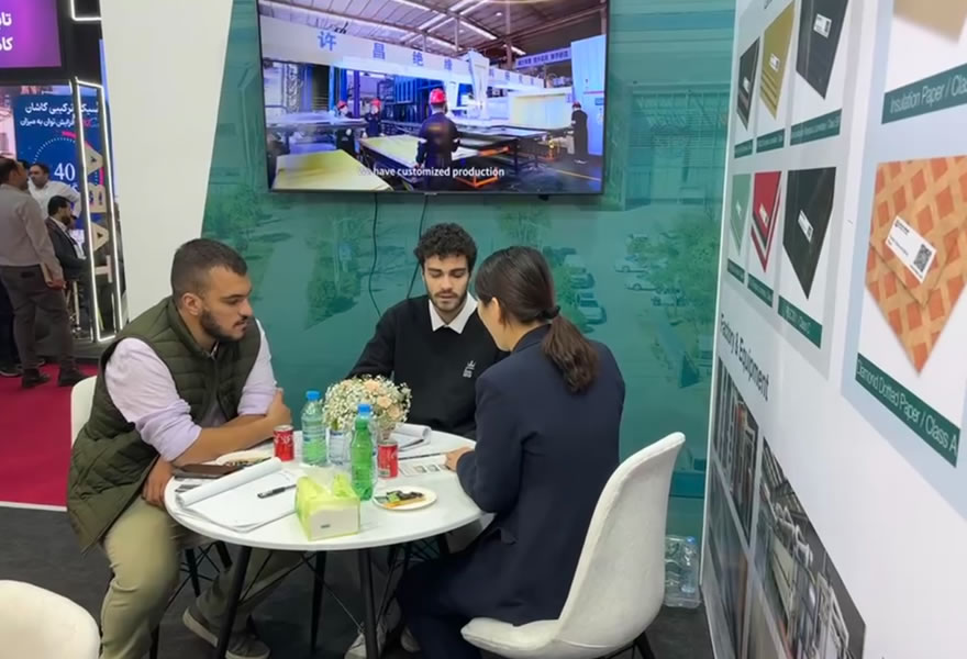 Exhibition customer inquiries about products